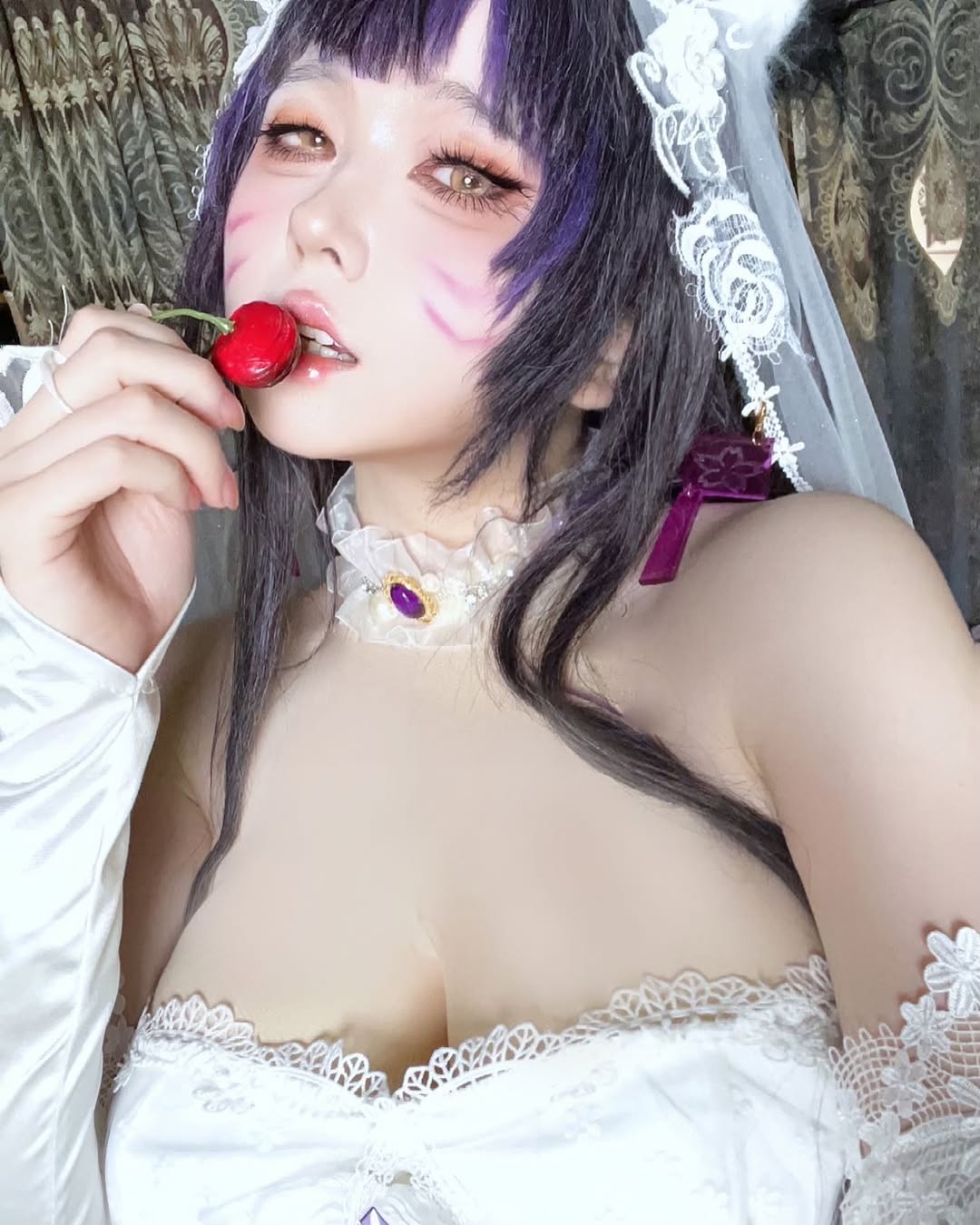 coser《渊秧》二次元角色性感还原!不经意间秀出丰满好身材!