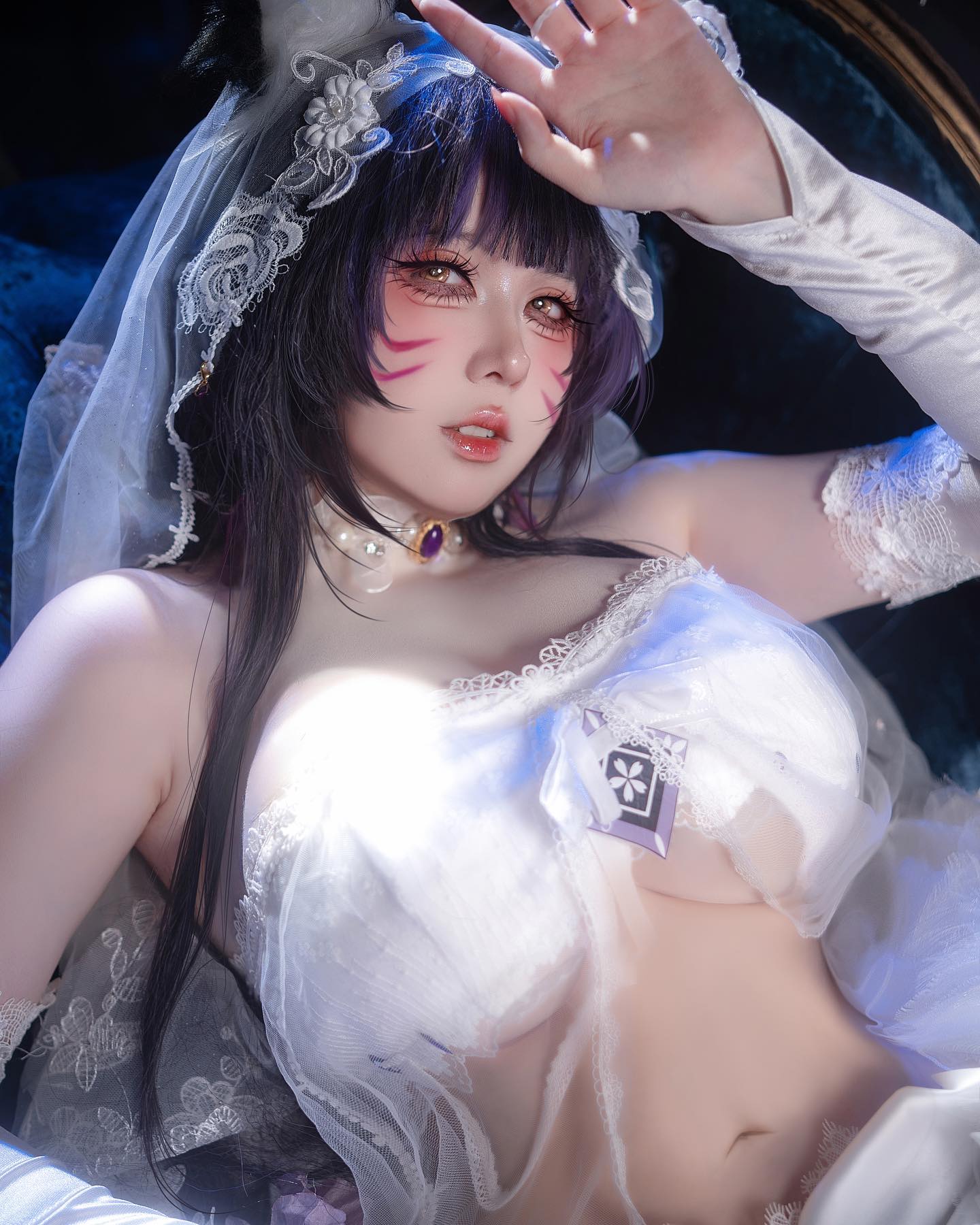 coser《渊秧》二次元角色性感还原!不经意间秀出丰满好身材!