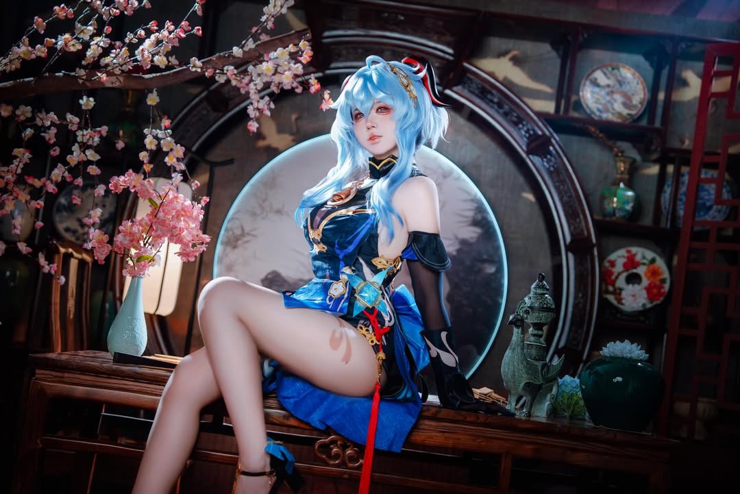 coser《渊秧》二次元角色性感还原!不经意间秀出丰满好身材!