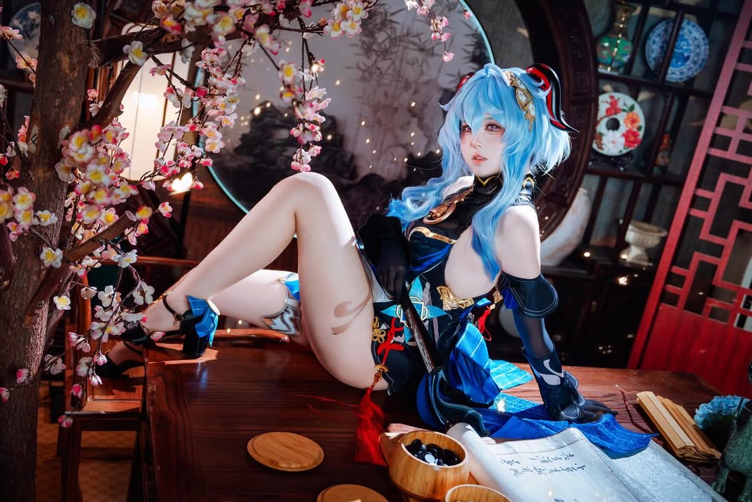 coser《渊秧》二次元角色性感还原！不经意间秀出丰满好身材！