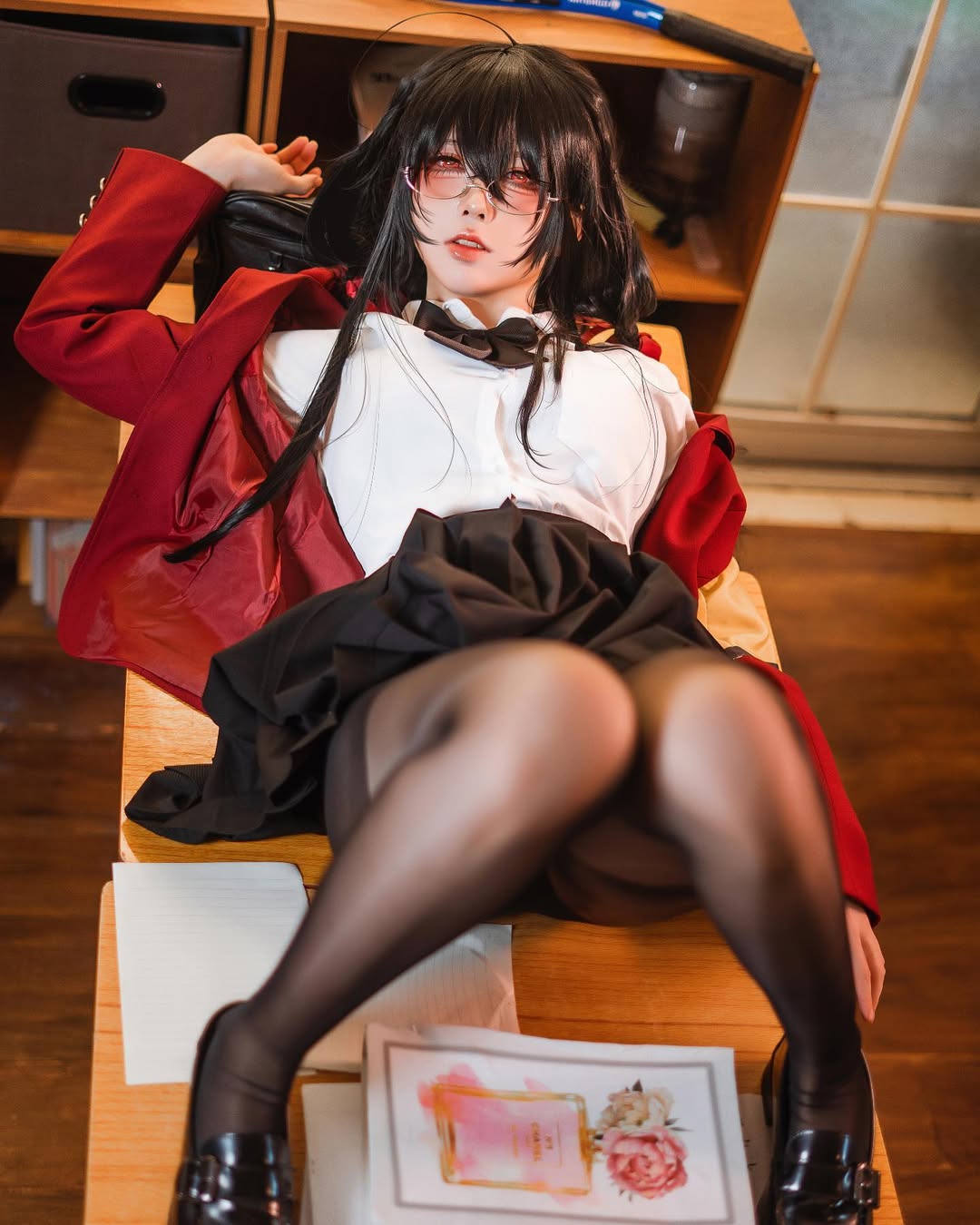 coser《渊秧》二次元角色性感还原！不经意间秀出丰满好身材！