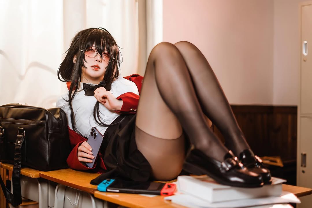 coser《渊秧》二次元角色性感还原！不经意间秀出丰满好身材！