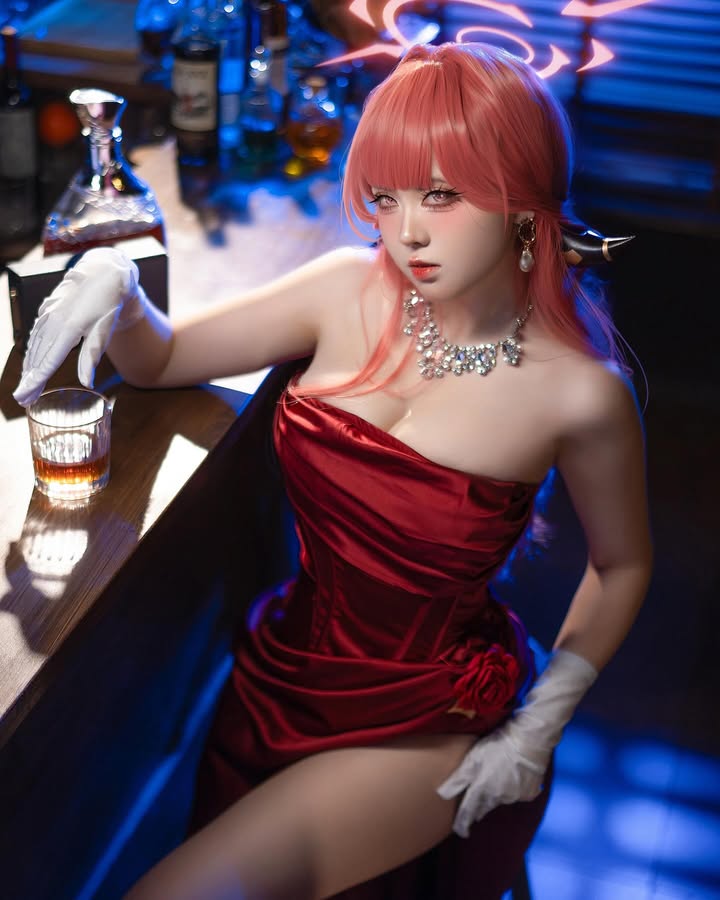 coser《渊秧》二次元角色性感还原！不经意间秀出丰满好身材！