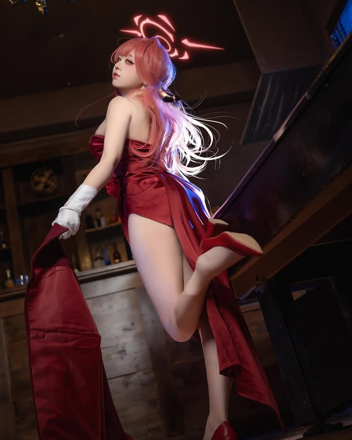 coser《渊秧》二次元角色性感还原！不经意间秀出丰满好身材！