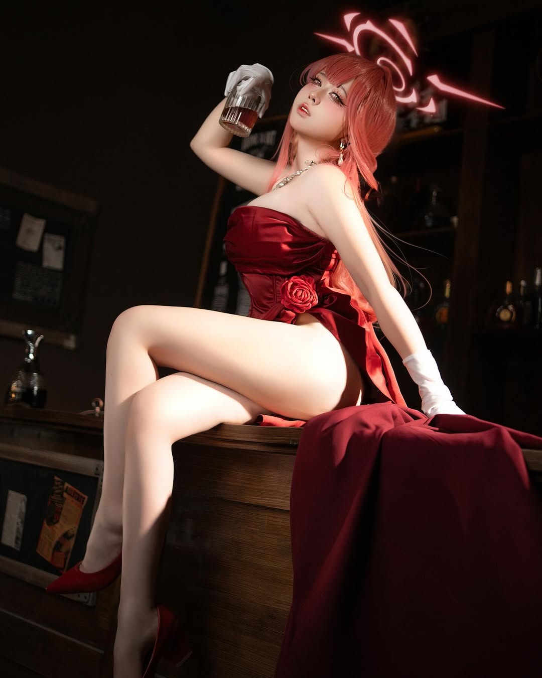 coser《渊秧》二次元角色性感还原！不经意间秀出丰满好身材！