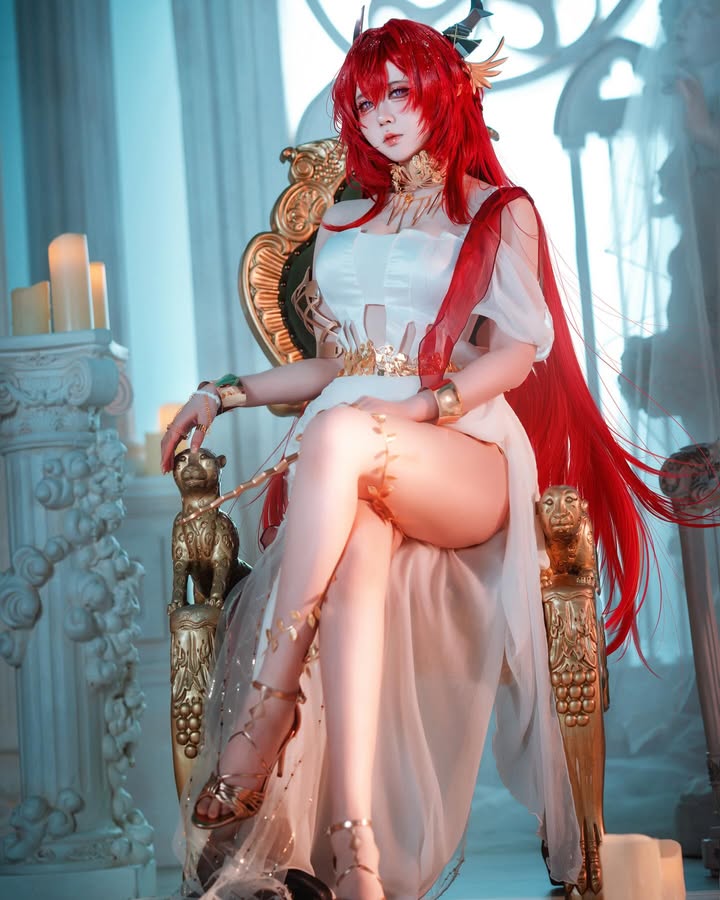 coser《渊秧》二次元角色性感还原！不经意间秀出丰满好身材！