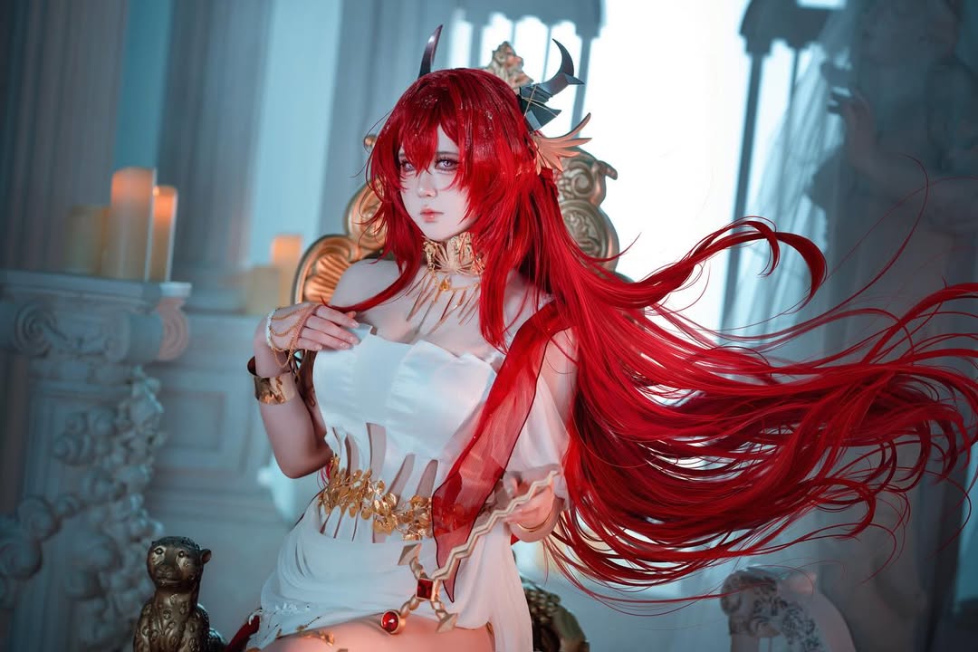 coser《渊秧》二次元角色性感还原！不经意间秀出丰满好身材！