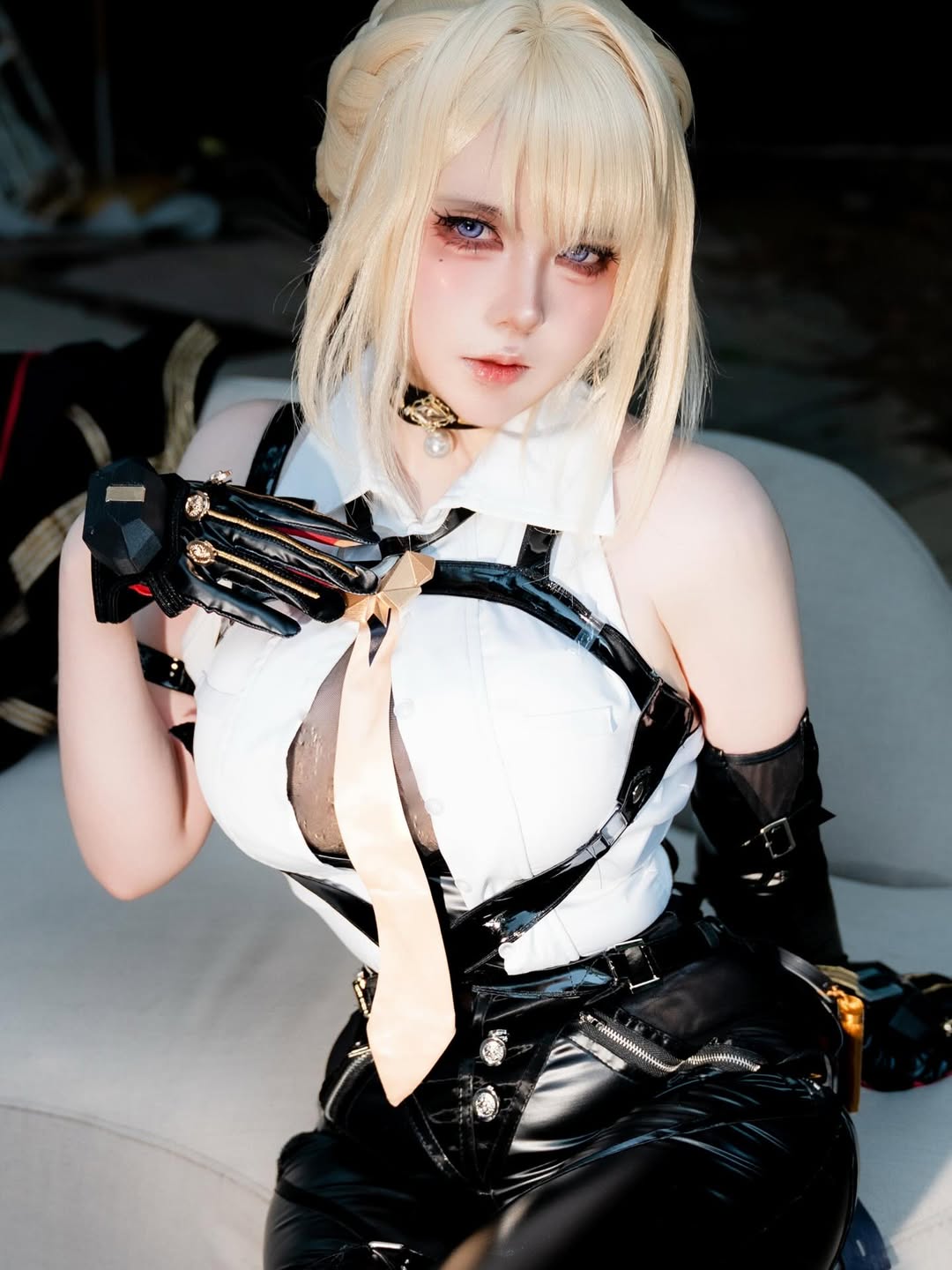 coser《渊秧》二次元角色性感还原！不经意间秀出丰满好身材！