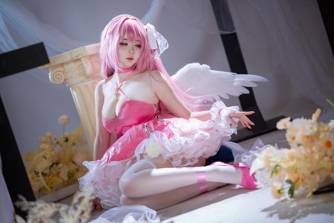 coser《渊秧》二次元角色性感还原！不经意间秀出丰满好身材！