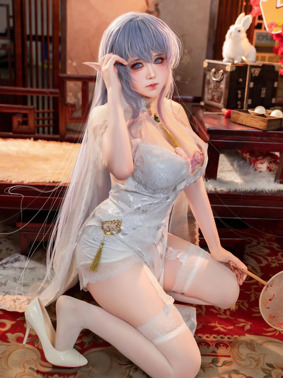 coser《渊秧》二次元角色性感还原！不经意间秀出丰满好身材！