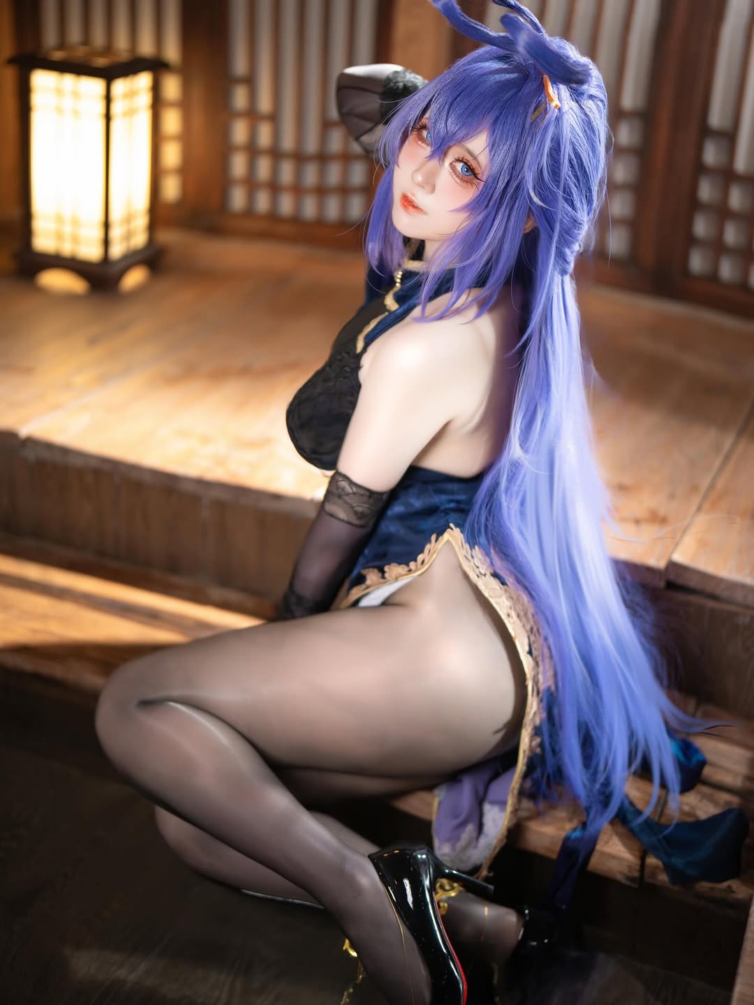 coser《渊秧》二次元角色性感还原！不经意间秀出丰满好身材！