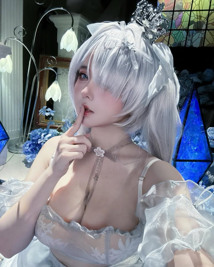 coser《渊秧》二次元角色性感还原！不经意间秀出丰满好身材！