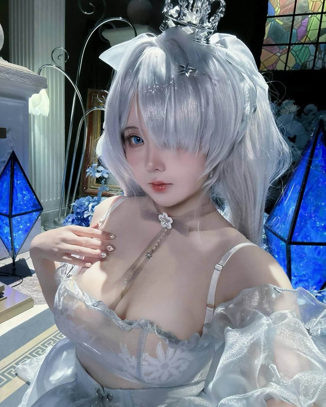 coser《渊秧》二次元角色性感还原！不经意间秀出丰满好身材！