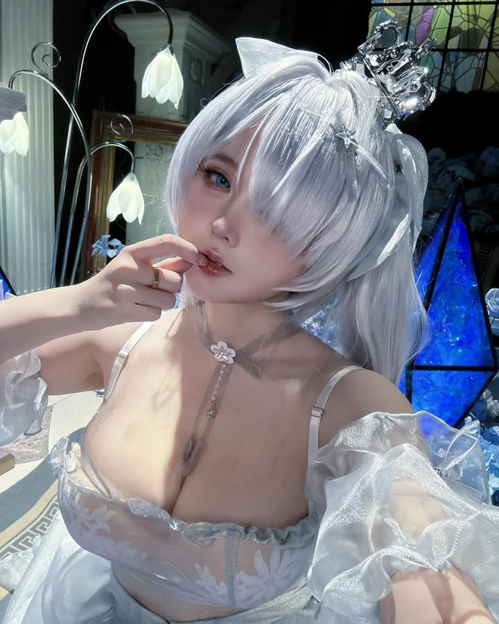 coser《渊秧》二次元角色性感还原！不经意间秀出丰满好身材！