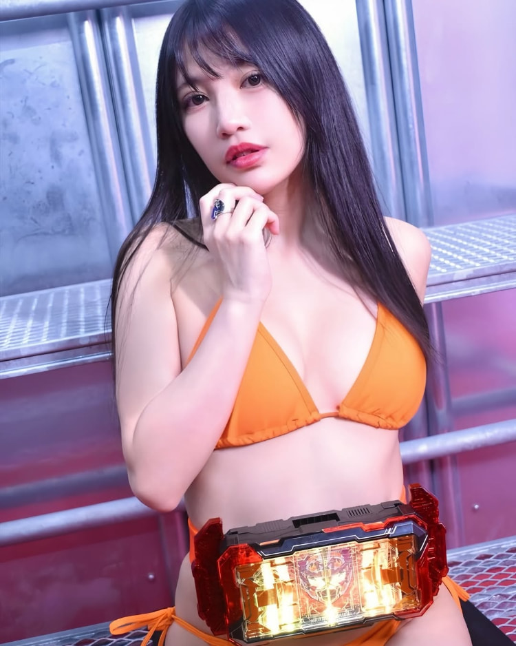 最喜欢「假面骑士」的美女！《碧井菜月》比基尼泳装+变身器性感又可爱！