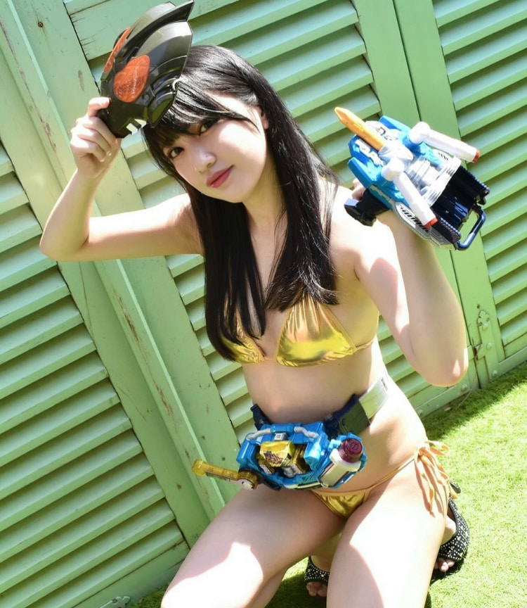 最喜欢「假面骑士」的美女！《碧井菜月》比基尼泳装+变身器性感又可爱！