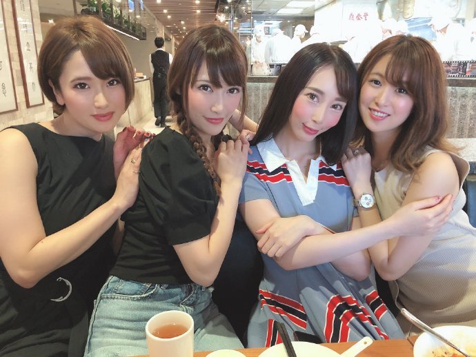 三上悠亚挥毫题写老司机