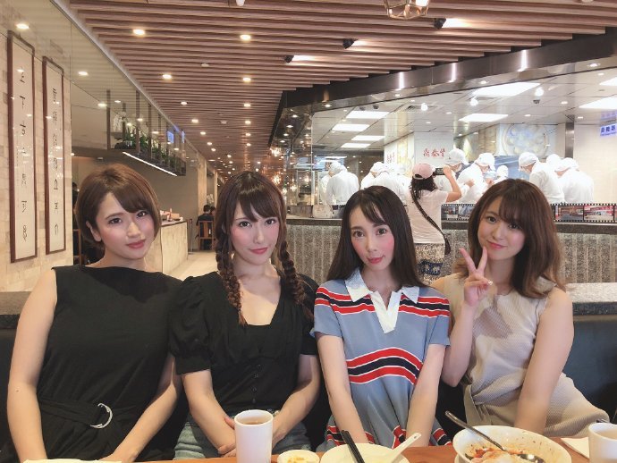 三上悠亚挥毫题写老司机