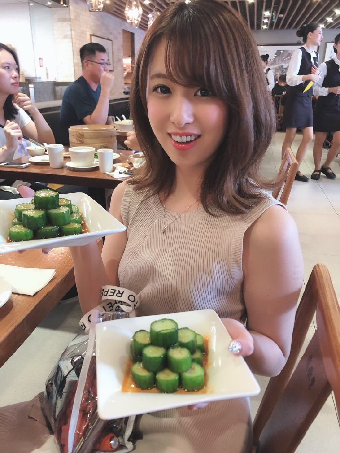 三上悠亚挥毫题写老司机