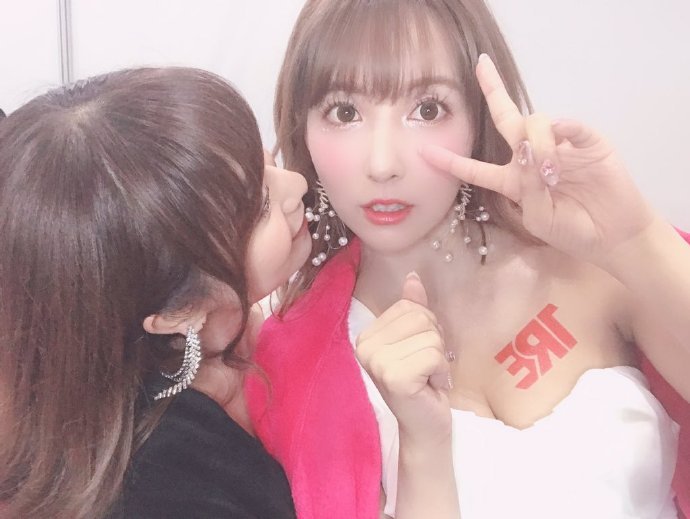 霓虹演员齐斗艳