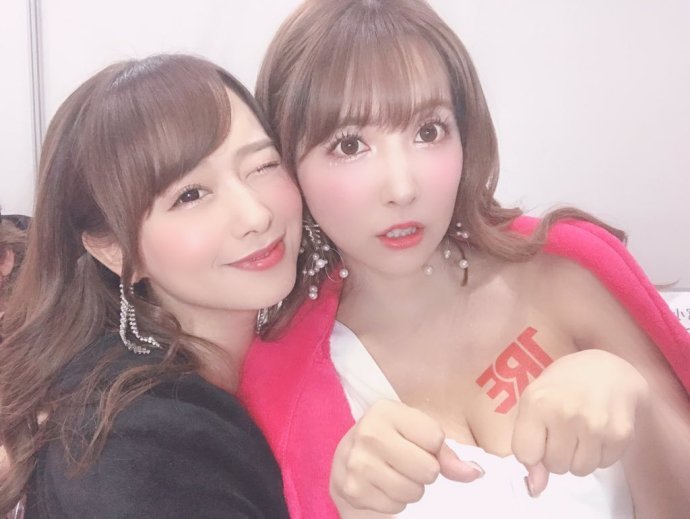 霓虹演员齐斗艳