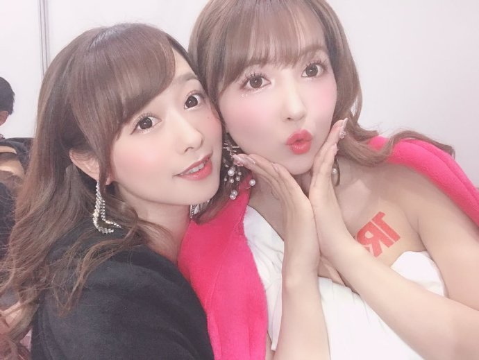 霓虹演员齐斗艳