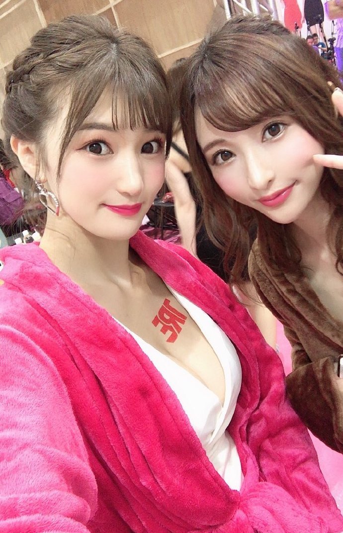 霓虹演员齐斗艳
