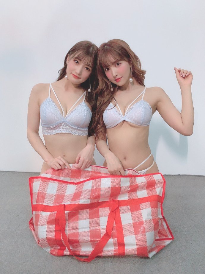 霓虹演员齐斗艳