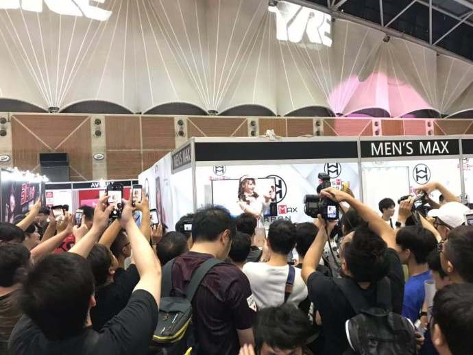 霓虹演员齐斗艳
