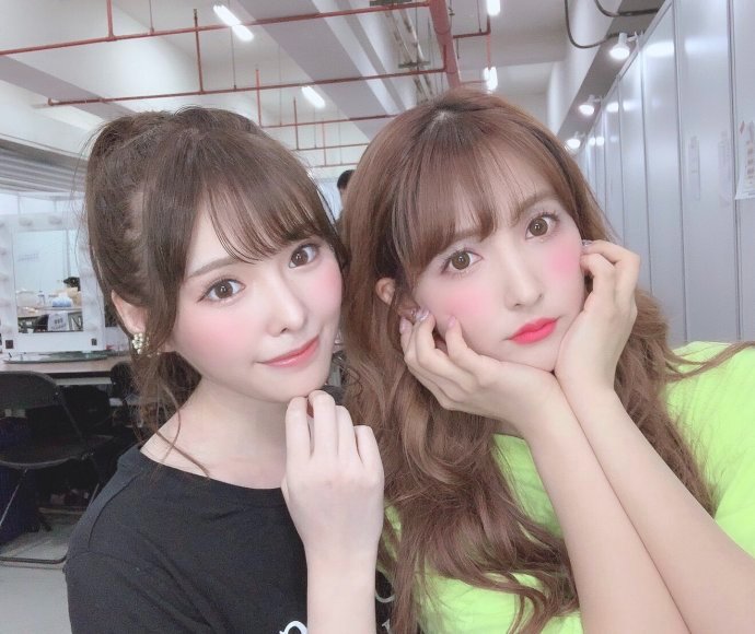 霓虹演员齐斗艳