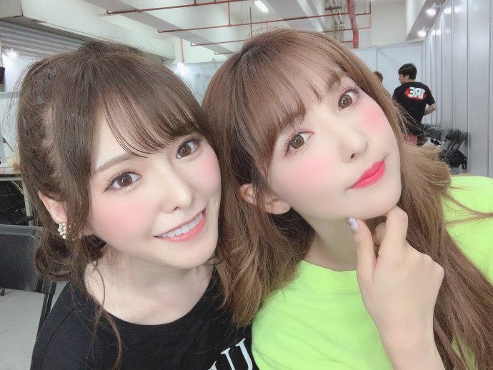 霓虹演员齐斗艳