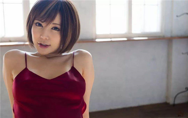 里美尤利娅：媚眼如星，略有妖意