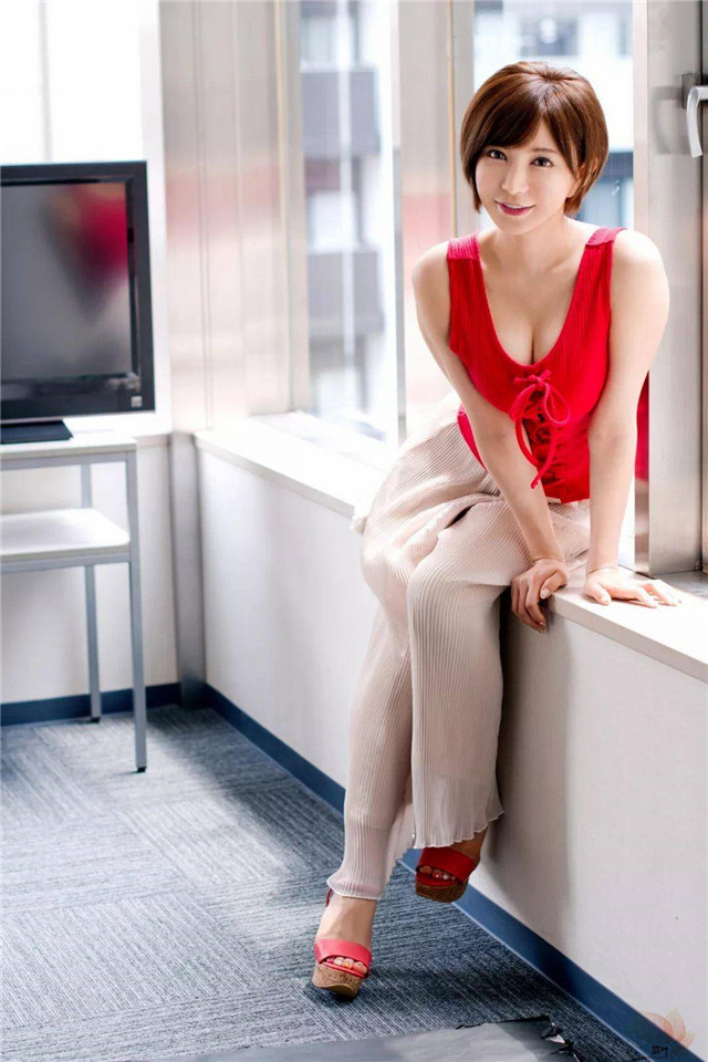 里美尤利娅：媚眼如星，略有妖意