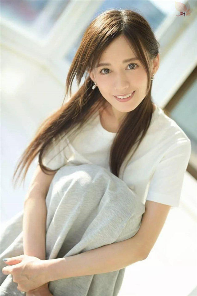 希岛爱理：穿着衣服比脱下衣服要更具美感的女人