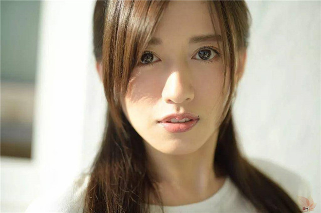 希岛爱理：穿着衣服比脱下衣服要更具美感的女人
