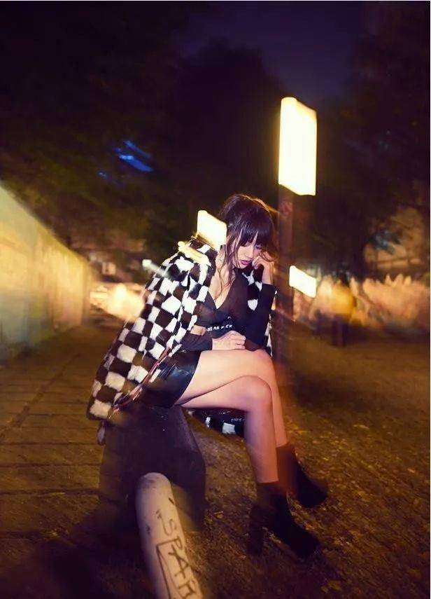 希岛爱理：穿着衣服比脱下衣服要更具美感的女人
