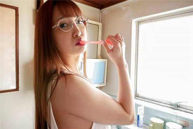 友田彩也香：颠沛流离的专属演员