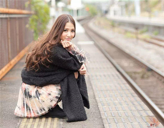 友田彩也香：颠沛流离的专属演员