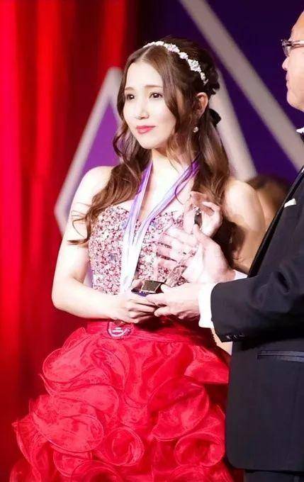 友田彩也香：颠沛流离的专属演员