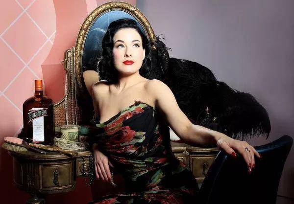 Dita Von Teese：47岁的她，是世界上所有成年男性最魂牵梦绕的女人