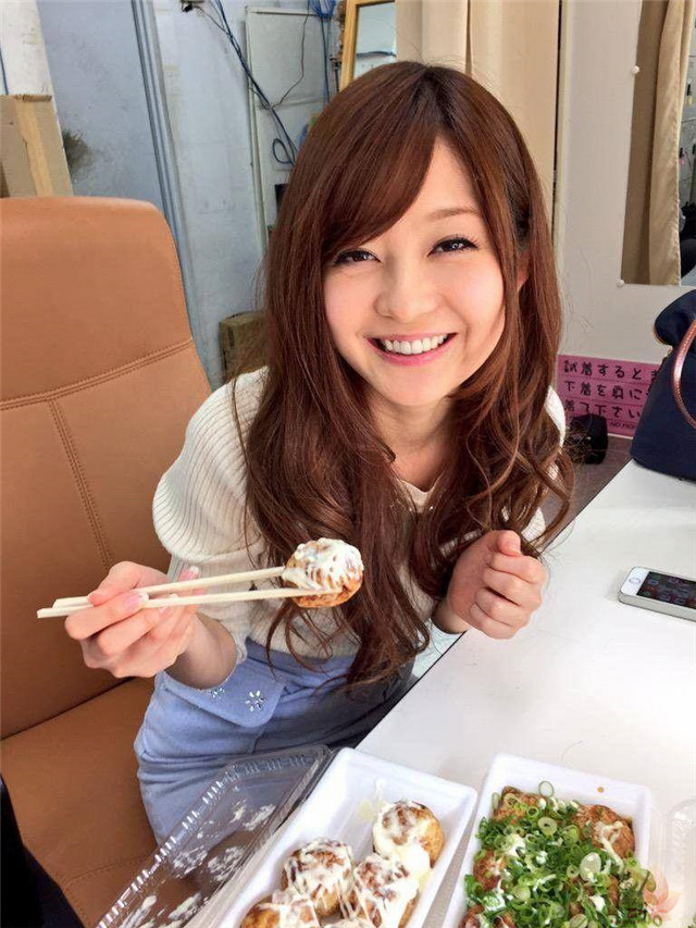 引退两年后…暗黑梁静茹石原莉奈现身日本直播平台！