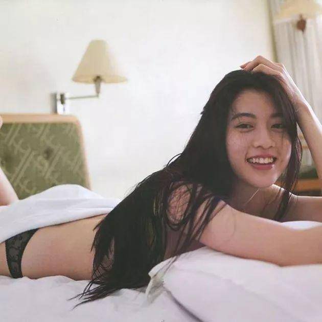周董「说好不哭」女主三吉彩花，美到全世界都在讨论的空灵美女
