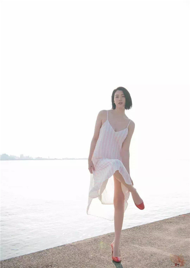 周董「说好不哭」女主三吉彩花，美到全世界都在讨论的空灵美女