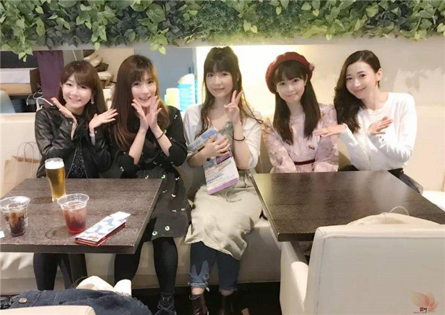 她已经做了23年偶像，现在还没有毕业的意思