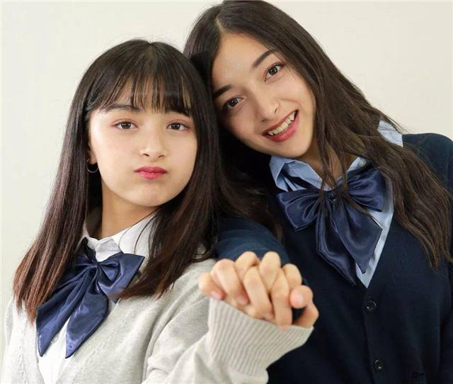 在抖音日本上很红的JK混血姐妹花エリマリ