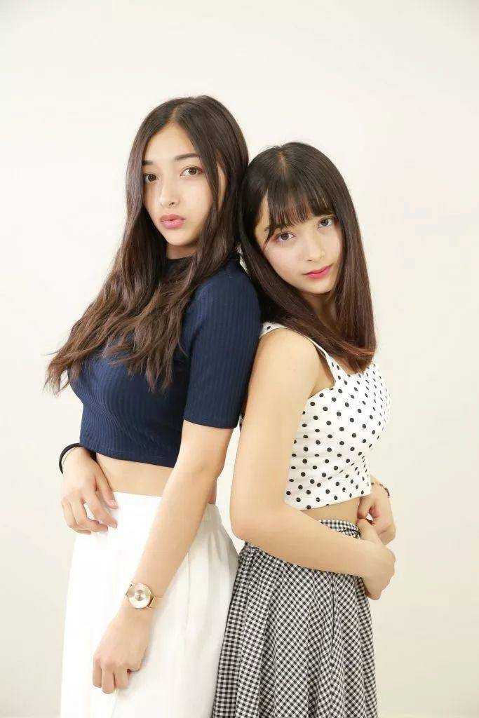 在抖音日本上很红的JK混血姐妹花エリマリ
