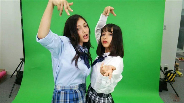 在抖音日本上很红的JK混血姐妹花エリマリ