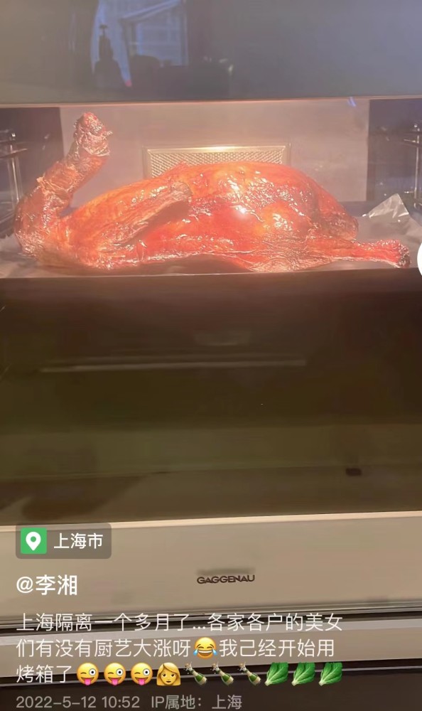 12岁王诗龄大变样，和爸爸同游迪士尼，四肢纤细瘦不少