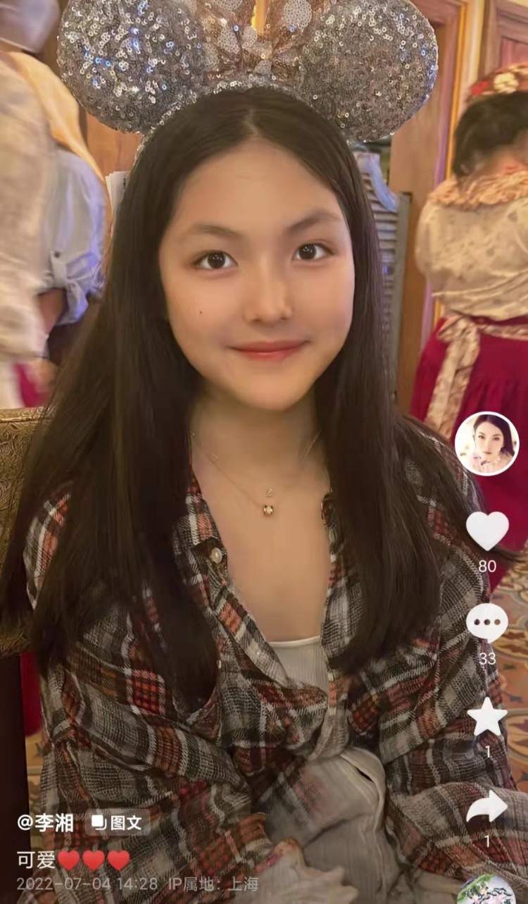 12岁王诗龄大变样，和爸爸同游迪士尼，四肢纤细瘦不少