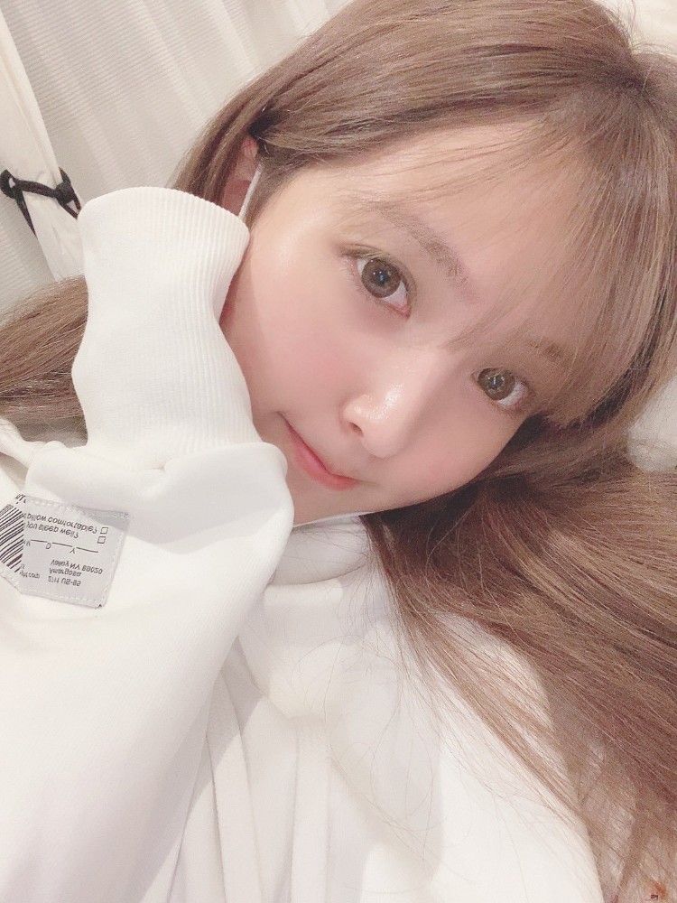 yua_mikami 1352908698000125953_p1
